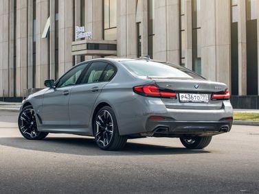 BMW 5 Series عملية فيس ليفت VII (G30/G31)، سيدان — منظر خلفي أيمن