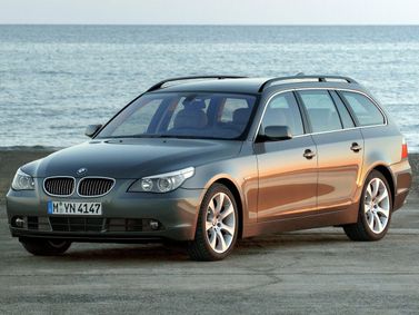 BMW 5 Series V (E60/E61)، واجون 5 أبواب — منظر أمامي أيمن