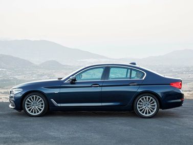 BMW 5 Series سابعاً (G30/G31)، سيدان — منظر من الجانب الأيسر