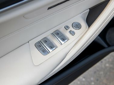 BMW 5 Series عملية فيس ليفت VII (G30/G31)، سيدان — تفصيل داخلي