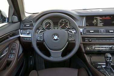BMW 5 Series عملية فيس ليفت VI (F10/F11/F07)، سيدان — منطقة السائق