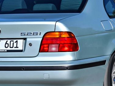 BMW 5 Series IV (E39)، سيدان — الجزء الخلفي من السيارة عن قرب