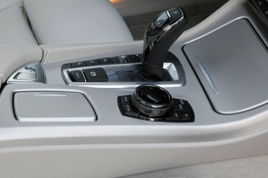 BMW 5 Series عملية فيس ليفت VI (F10/F11/F07)، واجون 5 أبواب — الكونسول الوسطي