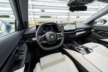 BMW 5 Series VIII (G60/ G61/ G68)، سيدان — منطقة السائق