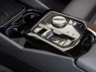 BMW 5 Series VIII (G60/ G61/ G68)، سيدان — الكونسول الوسطي