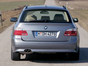 BMW 5 Series V (E60/E61)، واجون 5 أبواب — منظر خلفي
