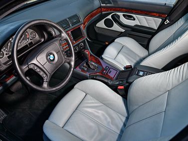 BMW 5 Series IV (E39)، سيدان — منطقة السائق