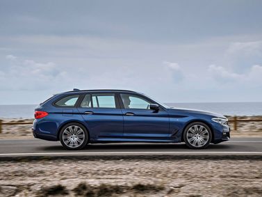 BMW 5 Series سابعاً (G30/G31)، واجون 5 أبواب — منظر من الجانب الأيمن