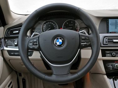 BMW 5 Series السادس (ف10/ف11/ف07)، سيدان — عجلة القيادة
