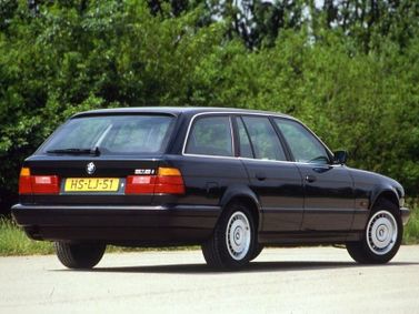 BMW 5 Series III (E34)، واجون 5 أبواب — منظر خلفي أيمن