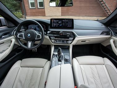 BMW 5 Series عملية فيس ليفت VII (G30/G31)، سيدان — لوحة القيادة