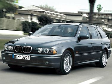 BMW 5 Series عملية فيس ليفت IV (E39)، واجون 5 أبواب — منظر أمامي أيمن