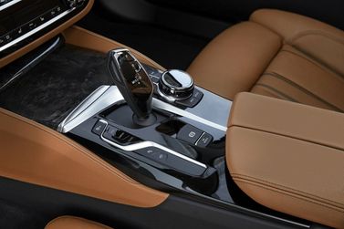 BMW 5 Series سابعاً (G30/G31)، سيدان — محدد ناقل الحركة