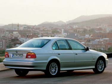 BMW 5 Series عملية فيس ليفت IV (E39)، سيدان — منظر خلفي أيمن
