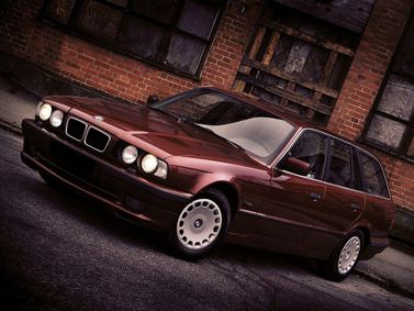 BMW 5 Series III (E34)، واجون 5 أبواب — منظر أمامي أيمن