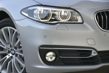 BMW 5 Series عملية فيس ليفت VI (F10/F11/F07)، سيدان — الجزء الأمامي من السيارة عن قرب