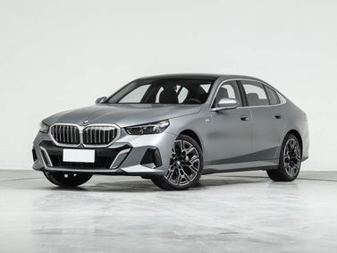BMW 5 Series VIII (G60/ G61/ G68)، سيدان Long — منظر أمامي بزاوية ثلاثة أرباع