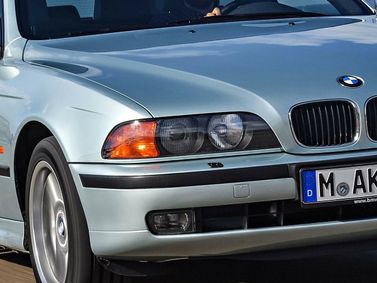 BMW 5 Series IV (E39)، سيدان — منظر أمامي أيمن