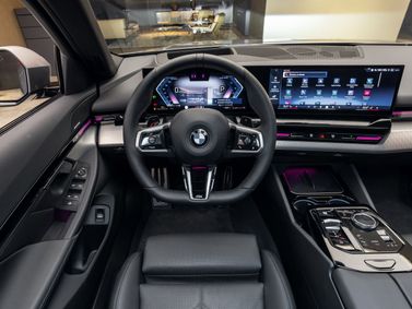 BMW 5 Series VIII (G60/ G61/ G68)، سيدان — منطقة السائق