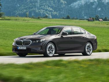 BMW 5 Series VIII (G60/ G61/ G68)، سيدان — منظر أمامي بزاوية ثلاثة أرباع
