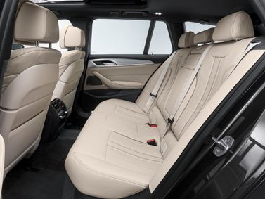 BMW 5 Series عملية فيس ليفت VII (G30/G31)، واجون 5 أبواب — المقاعد الخلفية