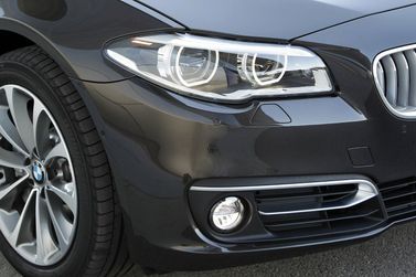 BMW 5 Series عملية فيس ليفت VI (F10/F11/F07)، واجون 5 أبواب — الجزء الأمامي من السيارة عن قرب