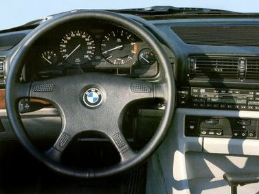 BMW 7 Series II (E32)، سيدان — منطقة السائق