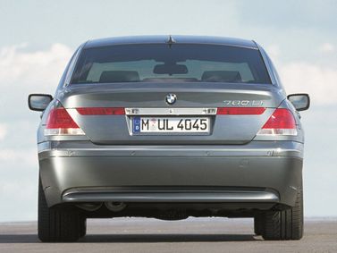 BMW 7 Series IV (E65/E66)، سيدان Long — منظر خلفي