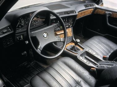 BMW 7 Series I (E23)، سيدان — منطقة السائق