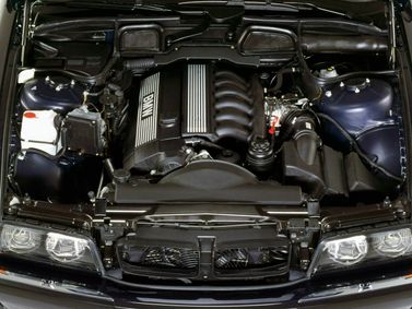 BMW 7 Series III (E38), Седан — моторный отсек