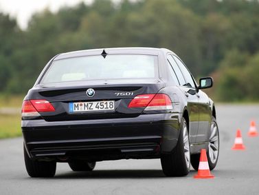BMW 7 Series عملية فيس ليفت IV (E65/E66)، سيدان — منظر خلفي أيمن