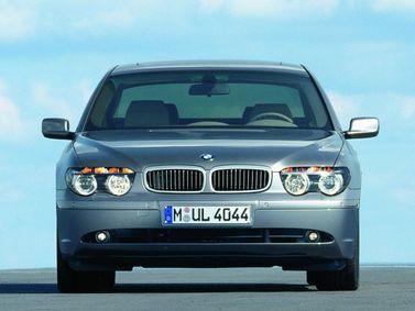 BMW 7 Series IV (E65/E66)، سيدان — منظر أمامي