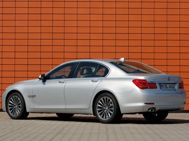 BMW 7 Series ت (ف01/ف02/ف04)، سيدان — منظر خلفي أيمن