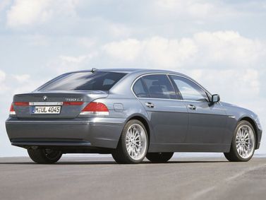 BMW 7 Series IV (E65/E66)، سيدان Long — منظر خلفي أيمن