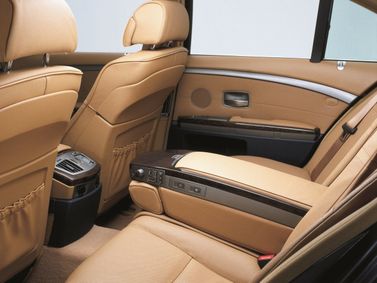 BMW 7 Series IV (E65/E66)، سيدان — المقاعد الخلفية