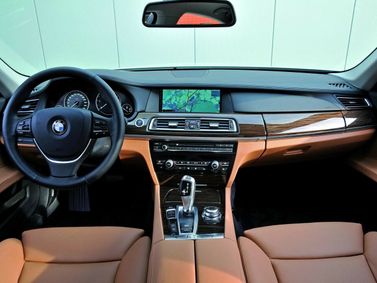 BMW 7 Series ت (ف01/ف02/ف04)، سيدان — لوحة القيادة