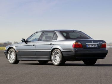 BMW 7 Series عملية فيس ليفت III (E38)، سيدان Long — منظر خلفي أيسر