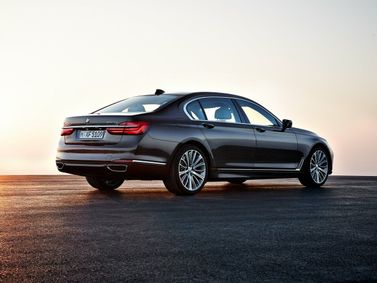 BMW 7 Series السادس (G11/G12)، سيدان Long — منظر خلفي أيمن