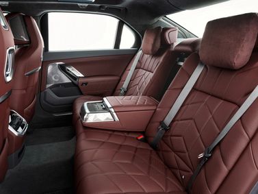 BMW 7 Series سابعاً (G70)، سيدان — المقاعد الخلفية