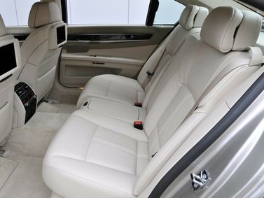 BMW 7 Series ت (ف01/ف02/ف04)، سيدان Long — المقاعد الخلفية