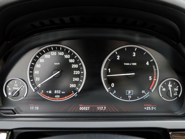 BMW 7 Series ت (ف01/ف02/ف04)، سيدان Long — لوحة العدادات