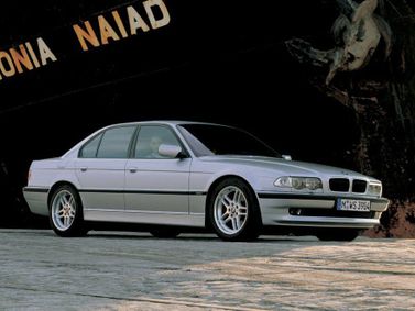 BMW 7 Series عملية فيس ليفت III (E38)، سيدان — منظر أمامي أيمن