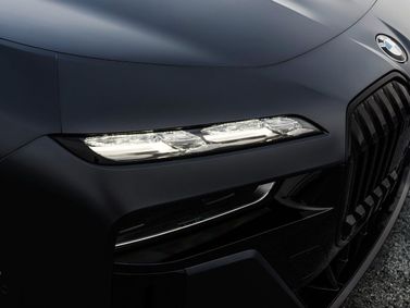 BMW 7 Series سابعاً (G70)، سيدان — المصباح الأمامي