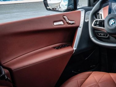 BMW iX I (I20)، دفع رباعي 5 أبواب — منطقة السائق