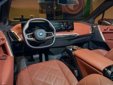 BMW iX I (I20)، دفع رباعي 5 أبواب — منطقة السائق