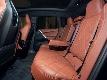 BMW iX I (I20)، دفع رباعي 5 أبواب — المقاعد الخلفية