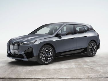 BMW iX I (I20)، دفع رباعي 5 أبواب — منظر أمامي بزاوية ثلاثة أرباع