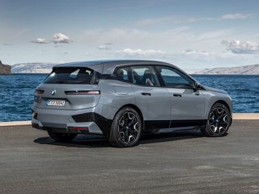 BMW iX I (I20)، دفع رباعي 5 أبواب — منظر خلفي بزاوية ثلاثة أرباع