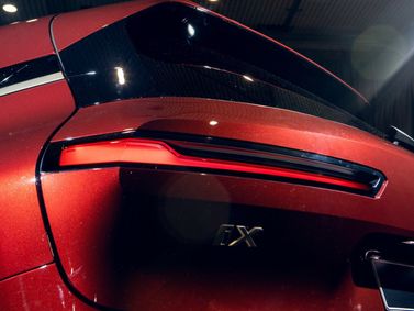 BMW iX I (I20)، دفع رباعي 5 أبواب — الجزء الخلفي من السيارة عن قرب