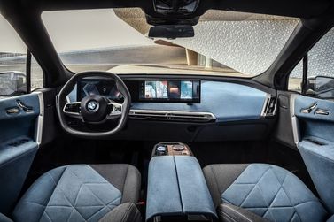 BMW iX I (I20)، دفع رباعي 5 أبواب — منظر عام للمقصورة